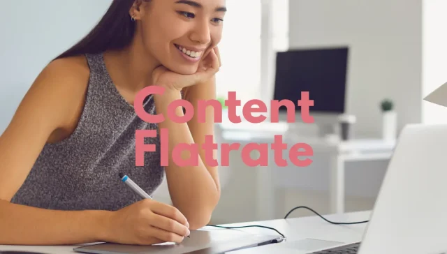 Eine Frau lächelt, während sie mit einem Stift auf einem Tablet vor ihrem Laptop herumhantiert und die Revolution des Content-Marketings verkörpert. Über dem Bild ist deutlich „Content Flatrate“ zu sehen.